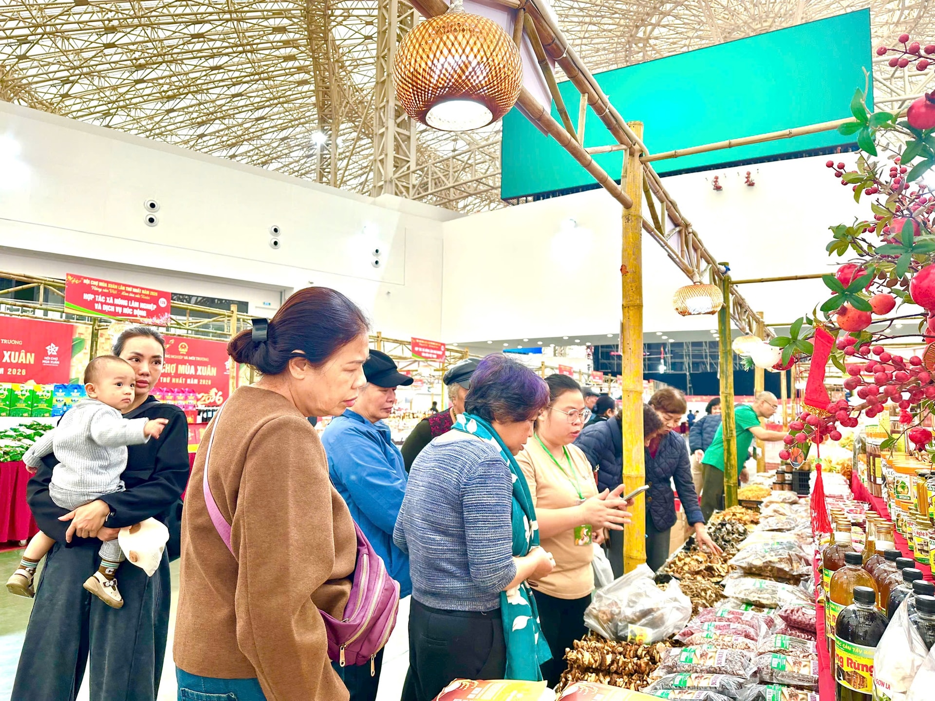 Hội chợ m&ugrave;a Xu&acirc;n 2026: N&ocirc;ng sản sạch "h&uacute;t" kh&aacute;ch Thủ đ&ocirc;- Ảnh 3.