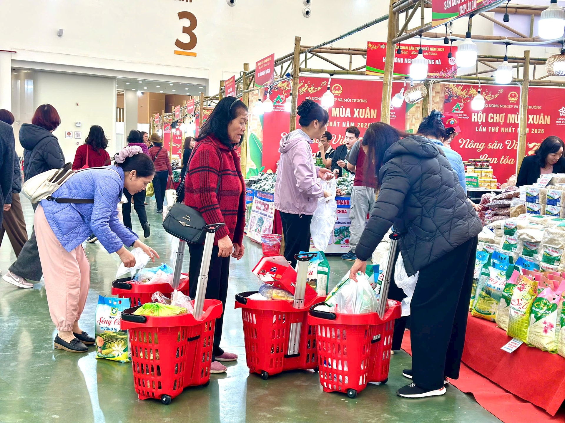 Hội chợ m&ugrave;a Xu&acirc;n 2026: N&ocirc;ng sản sạch "h&uacute;t" kh&aacute;ch Thủ đ&ocirc;- Ảnh 6.