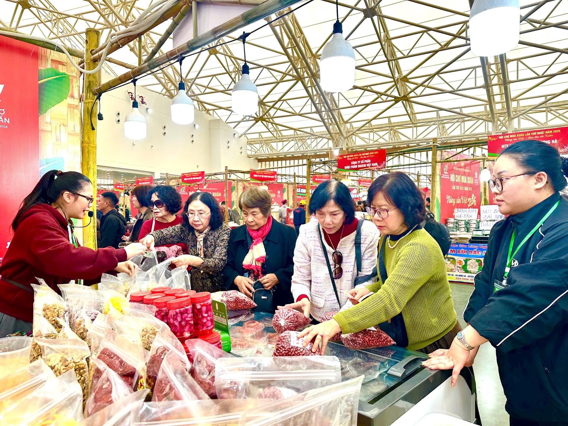 Hội chợ m&ugrave;a Xu&acirc;n 2026: N&ocirc;ng sản sạch "h&uacute;t" kh&aacute;ch Thủ đ&ocirc;- Ảnh 2.