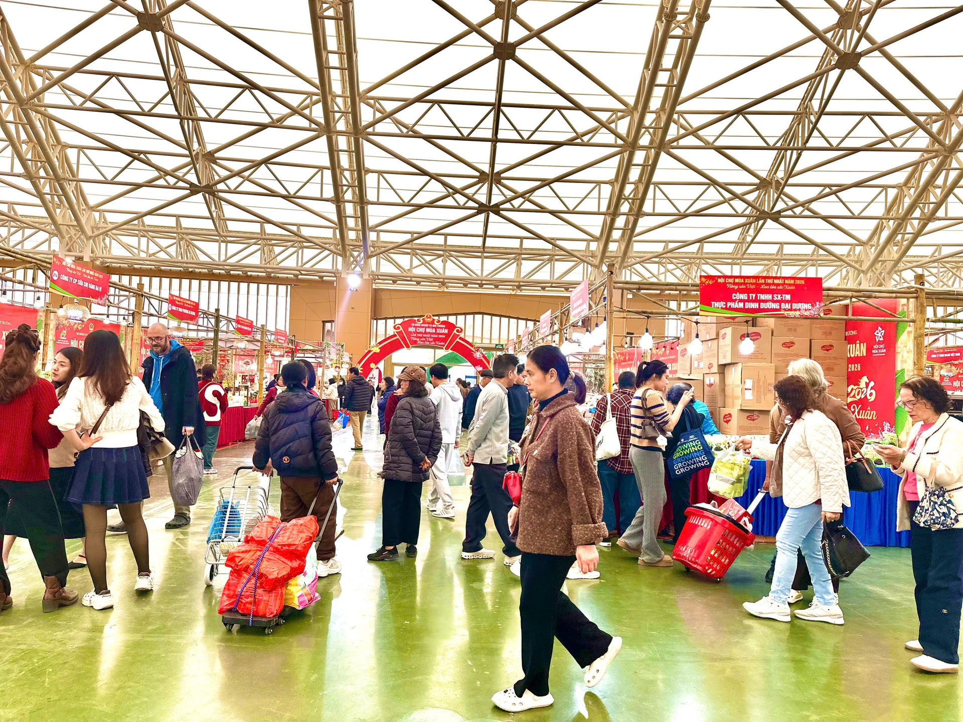 Hội chợ m&ugrave;a Xu&acirc;n 2026: N&ocirc;ng sản sạch "h&uacute;t" kh&aacute;ch Thủ đ&ocirc;- Ảnh 1.