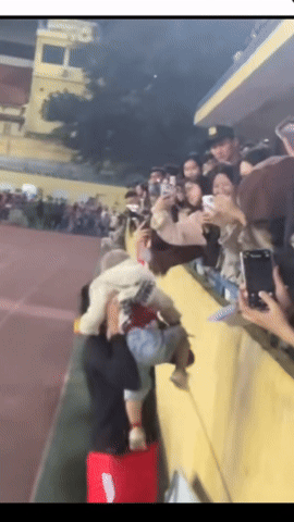 Văn Hậu hôn Doãn Hải My giữa sân Hàng Đẫy trước hàng ngàn khán giả gây xôn xao- Ảnh 1.