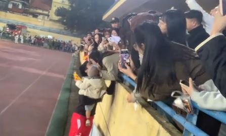 Văn Hậu hôn Doãn Hải My giữa sân Hàng Đẫy trước hàng ngàn khán giả gây xôn xao- Ảnh 2.