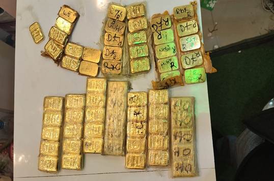 Đột kích hàng loạt kho hàng vận tải, tịch thu 29 kg vàng xếp đống trị giá 140 tỷ đồng và 8,7 tỷ tiền mặt có dấu hiệu lạ- Ảnh 2.