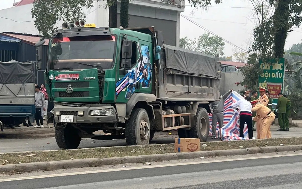 C&aacute;n bộ CSGT tử vong tại chỗ sau c&uacute; t&ocirc;ng của xe ben ở Th&aacute;i Nguy&ecirc;n: Camera h&eacute; lộ nguy&ecirc;n nh&acirc;n- Ảnh 2.