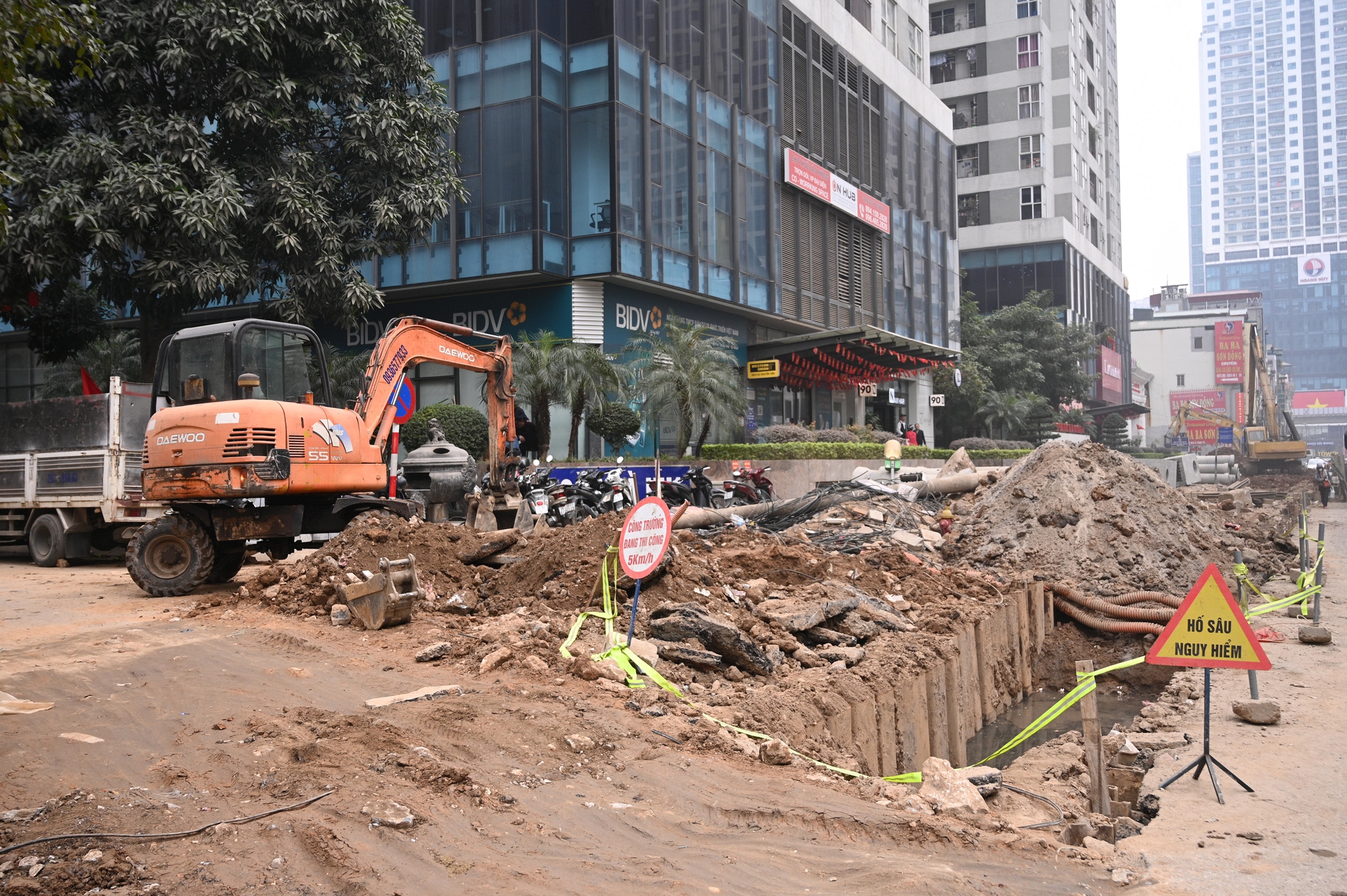 Sát Tết, đường Nguyễn Tuân vẫn ngổn ngang: Người dân Hà Nội "kêu trời" vì bụi mù kèm ùn tắc- Ảnh 16. Sát Tết, đường Nguyễn Tuân vẫn ngổn ngang: Người dân Hà Nội "kêu trời" vì bụi mù kèm ùn tắc- Ảnh 16.