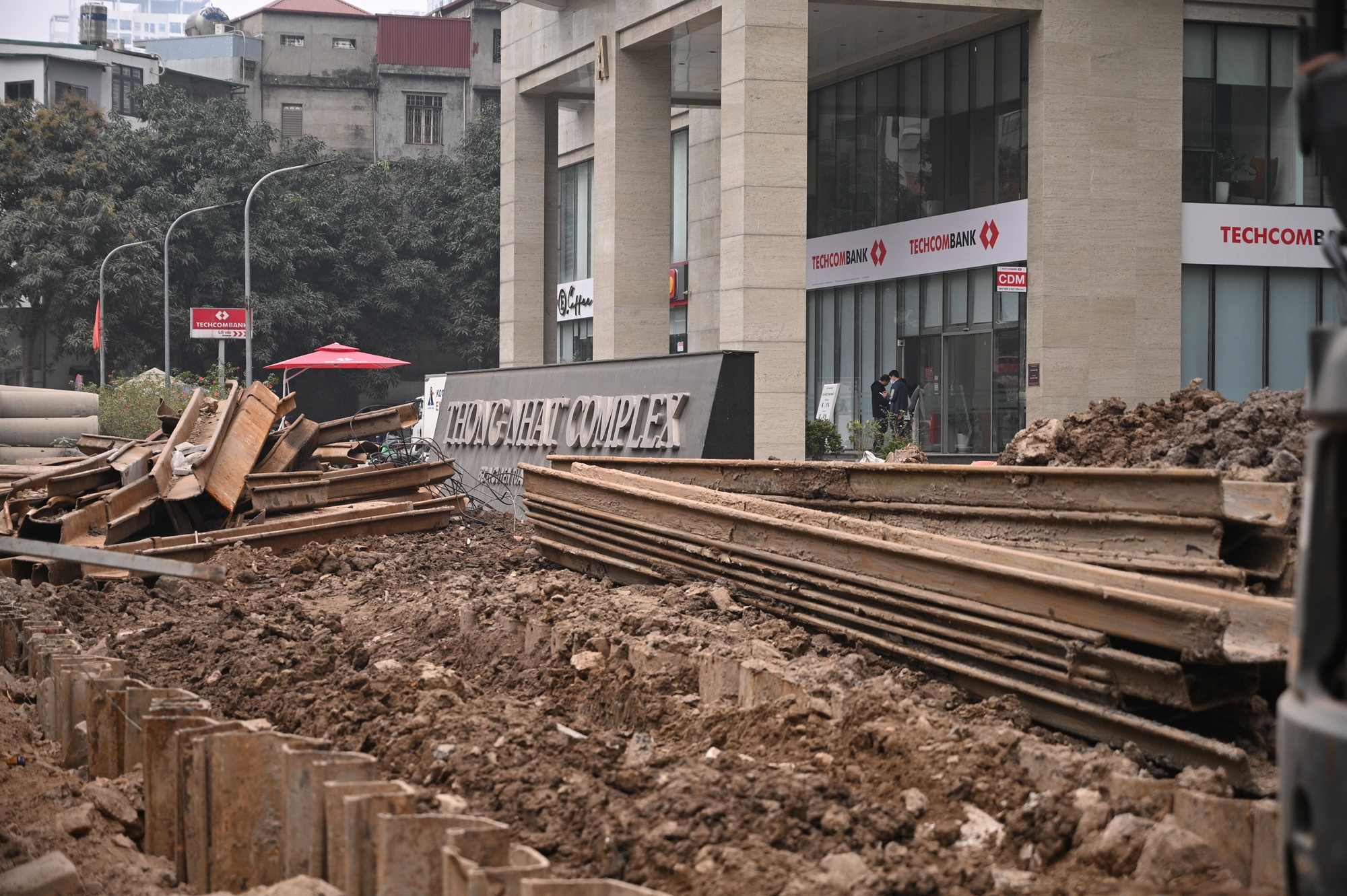 Sát Tết, đường Nguyễn Tuân vẫn ngổn ngang: Người dân Hà Nội "kêu trời" vì bụi mù kèm ùn tắc- Ảnh 18. Sát Tết, đường Nguyễn Tuân vẫn ngổn ngang: Người dân Hà Nội "kêu trời" vì bụi mù kèm ùn tắc- Ảnh 18.