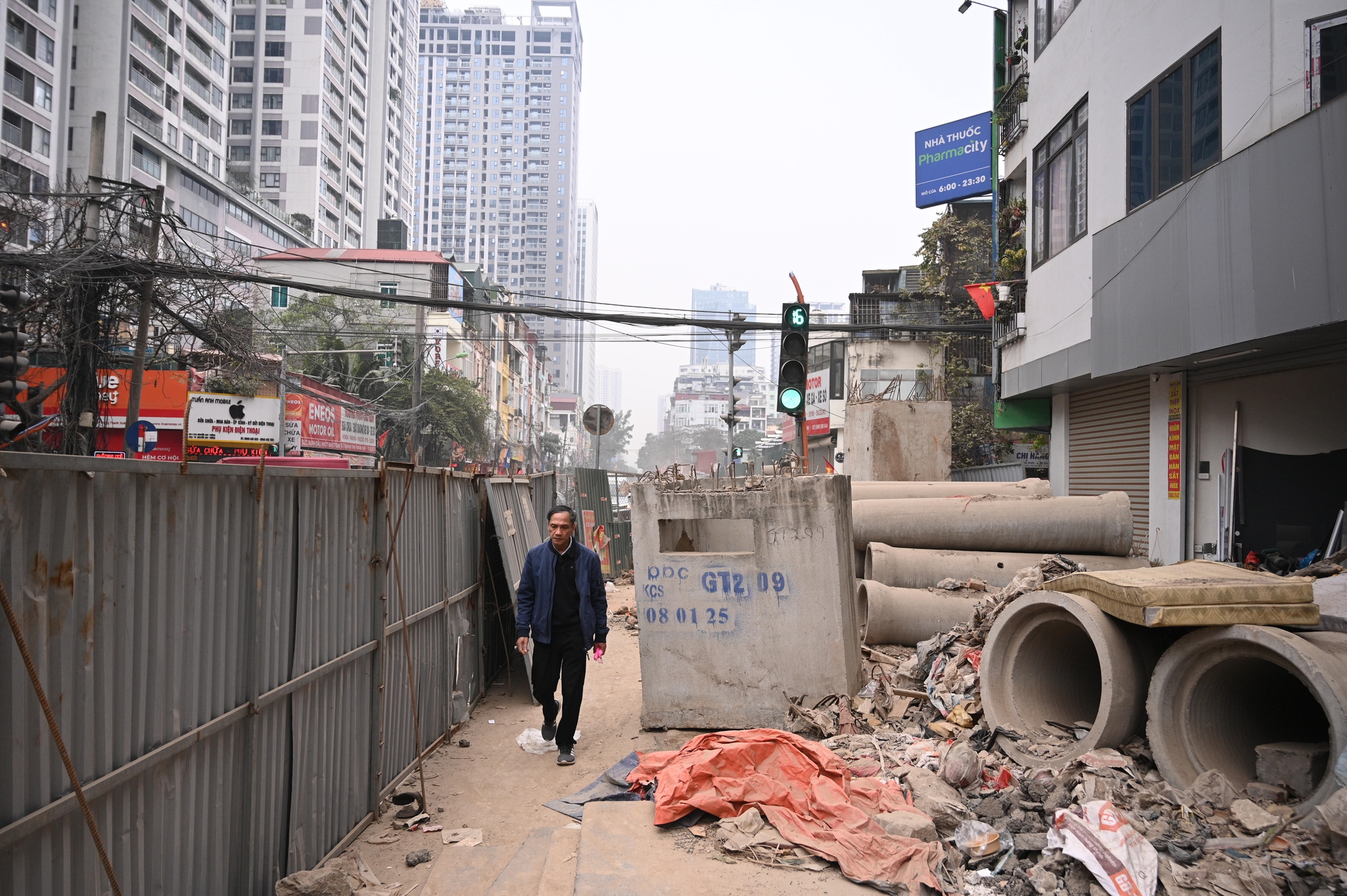 Sát Tết, đường Nguyễn Tuân vẫn ngổn ngang: Người dân Hà Nội "kêu trời" vì bụi mù kèm ùn tắc- Ảnh 19. Sát Tết, đường Nguyễn Tuân vẫn ngổn ngang: Người dân Hà Nội "kêu trời" vì bụi mù kèm ùn tắc- Ảnh 19.