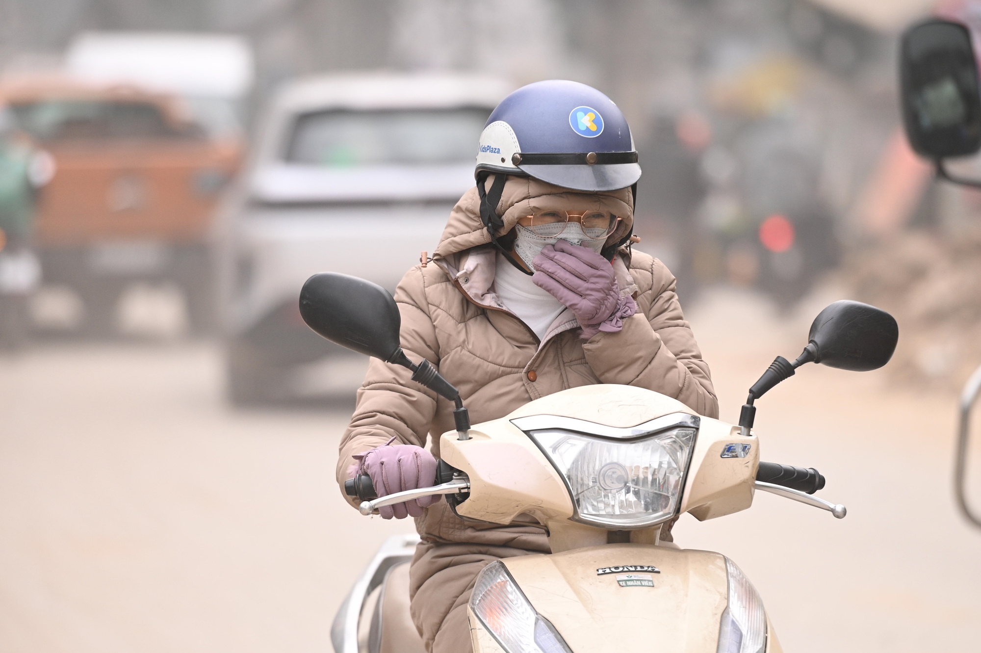 Sát Tết, đường Nguyễn Tuân vẫn ngổn ngang: Người dân Hà Nội "kêu trời" vì bụi mù kèm ùn tắc- Ảnh 4. Sát Tết, đường Nguyễn Tuân vẫn ngổn ngang: Người dân Hà Nội "kêu trời" vì bụi mù kèm ùn tắc- Ảnh 4.