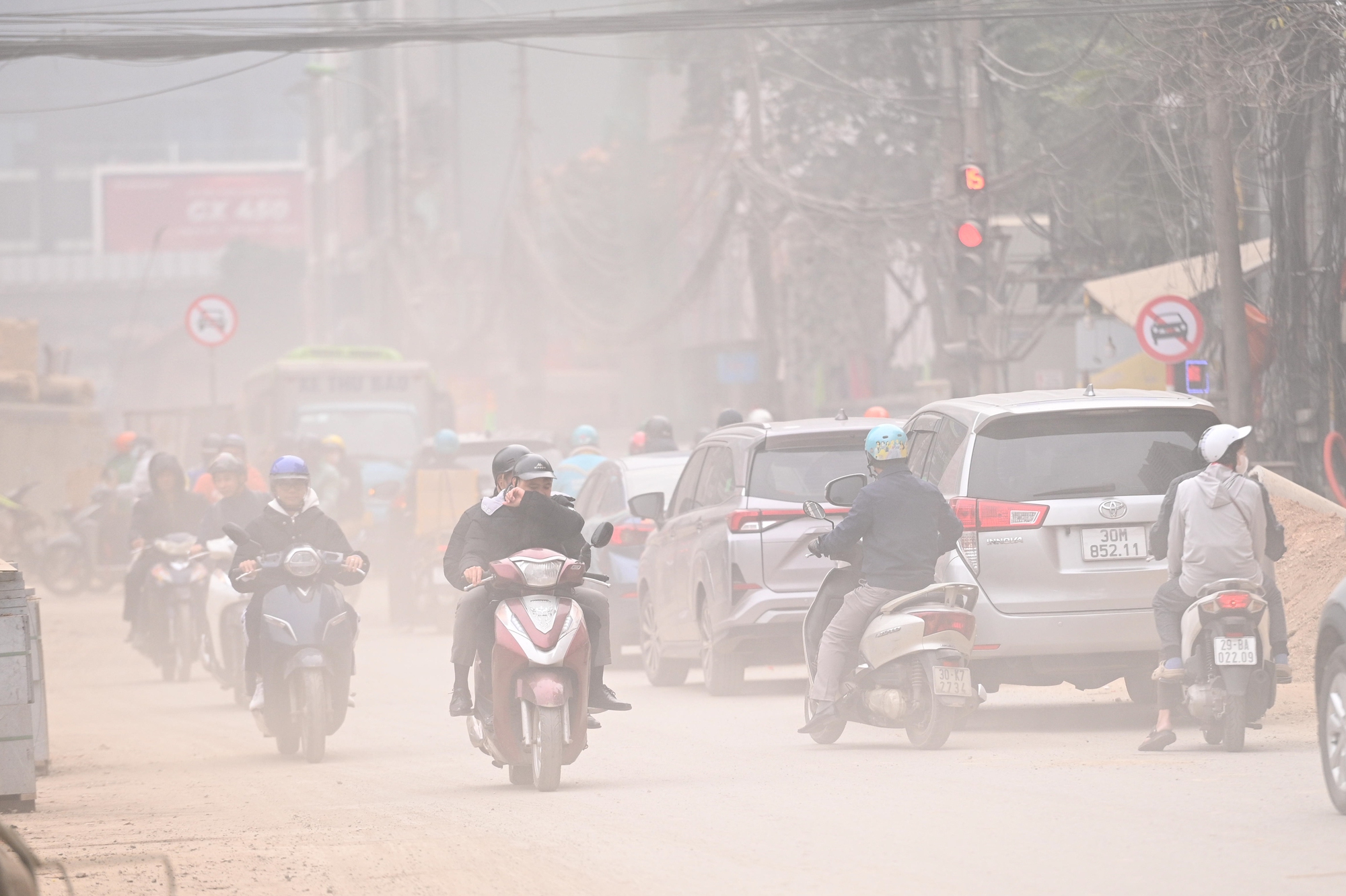Sát Tết, đường Nguyễn Tuân vẫn ngổn ngang: Người dân Hà Nội "kêu trời" vì bụi mù kèm ùn tắc- Ảnh 2. Sát Tết, đường Nguyễn Tuân vẫn ngổn ngang: Người dân Hà Nội "kêu trời" vì bụi mù kèm ùn tắc- Ảnh 2.