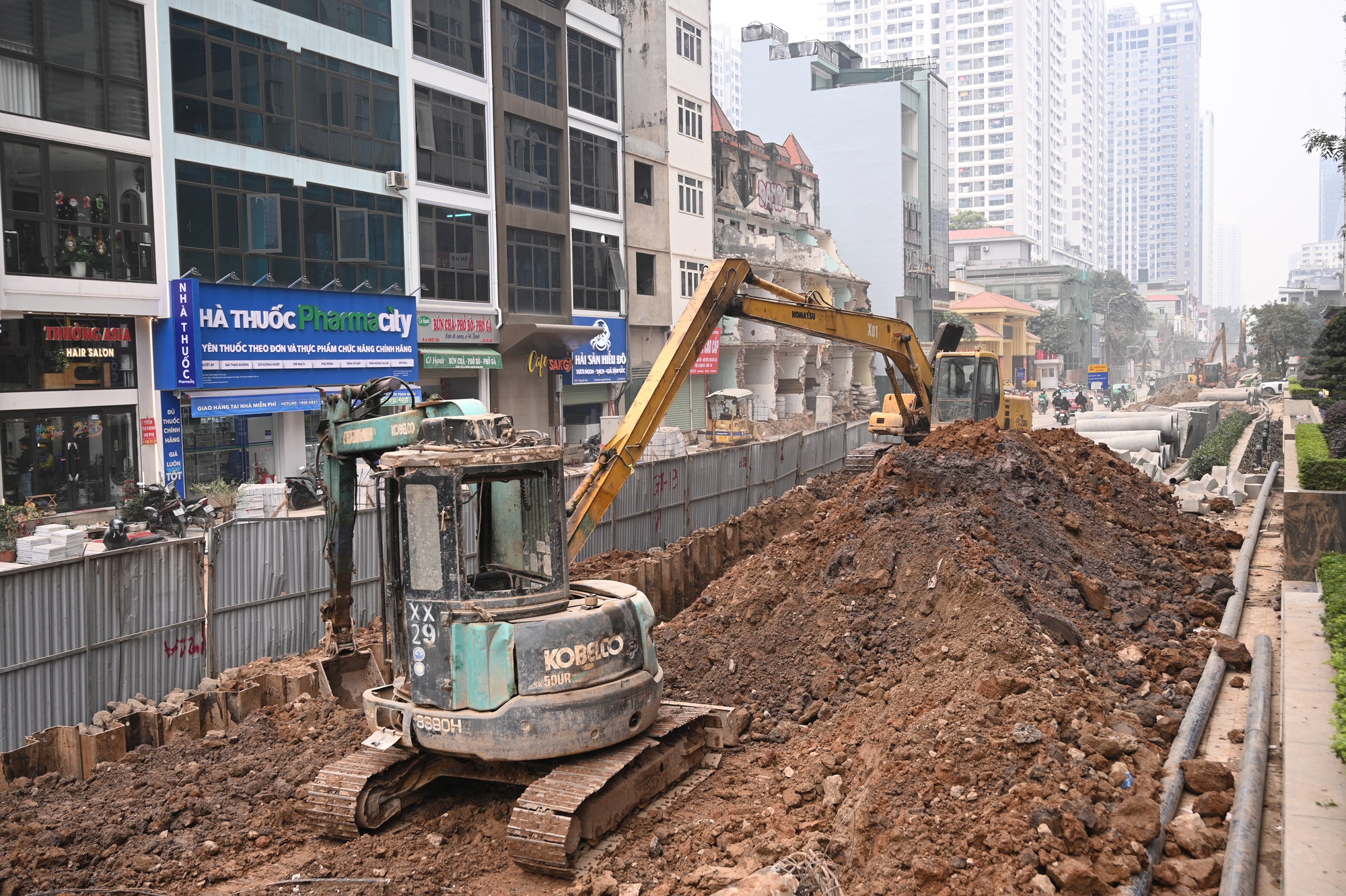 Sát Tết, đường Nguyễn Tuân vẫn ngổn ngang: Người dân Hà Nội "kêu trời" vì bụi mù kèm ùn tắc- Ảnh 17. Sát Tết, đường Nguyễn Tuân vẫn ngổn ngang: Người dân Hà Nội "kêu trời" vì bụi mù kèm ùn tắc- Ảnh 17.