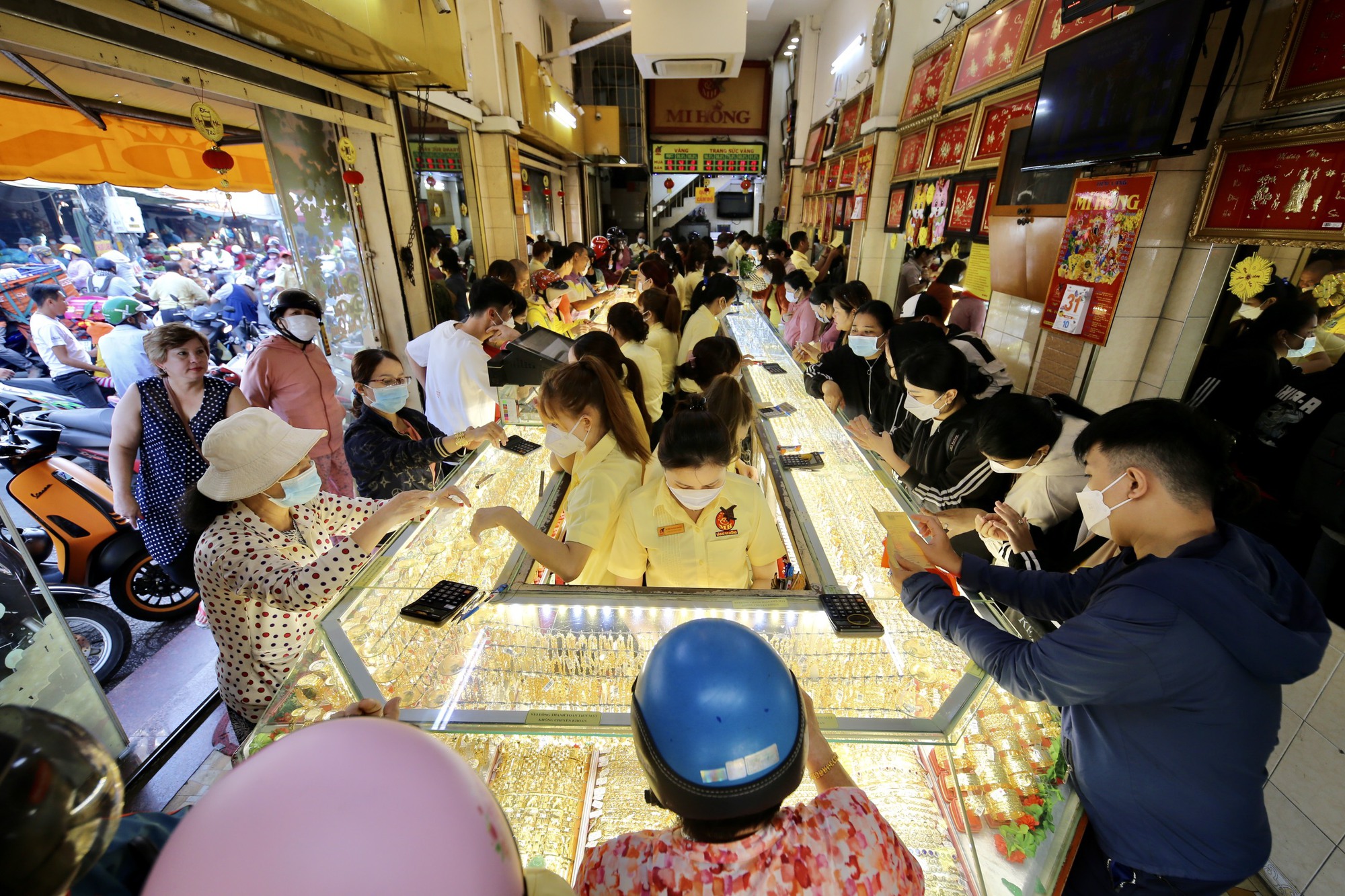 Gi&aacute; v&agrave;ng biến động mạnh, xuất hiện t&igrave;nh trạng "mua v&agrave;ng tr&ecirc;n giấy" ở TPHCM- Ảnh 2.