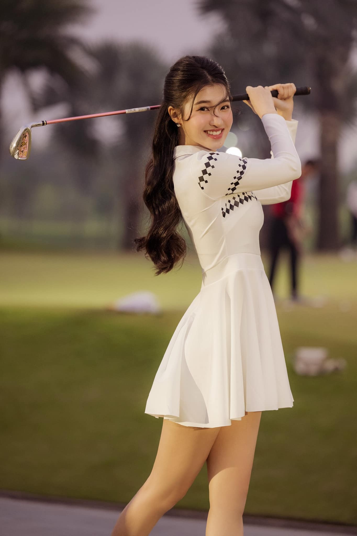 Viral ảnh Á hậu Phương Nhi xinh đẹp và khí chất chuẩn "dâu hào môn" khi chơi golf - môn gắn với Đỗ Mỹ Linh - Ảnh 2.