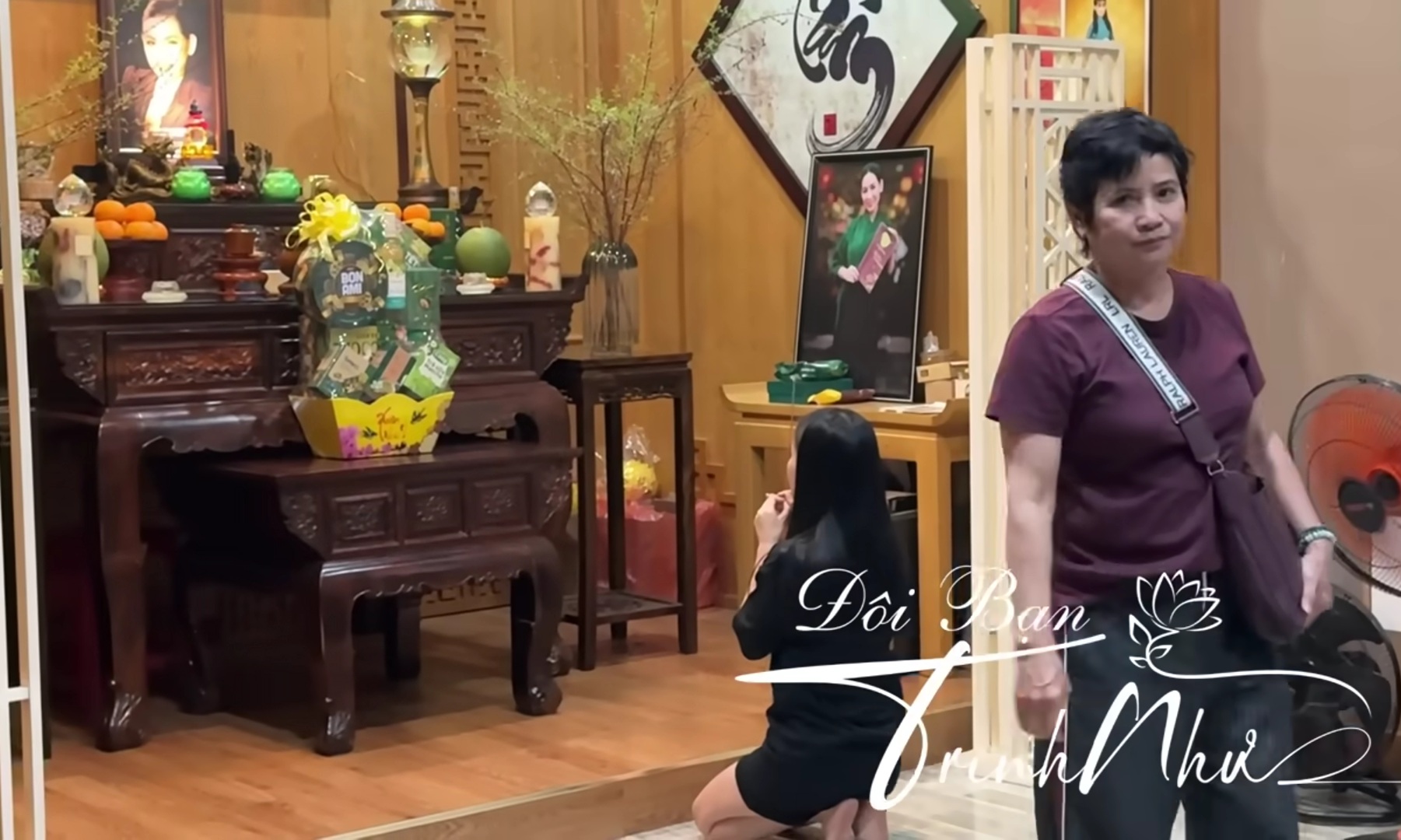 Con nuôi Phi Nhung tới tận nhà quỳ trước di ảnh mẹ- Ảnh 1.