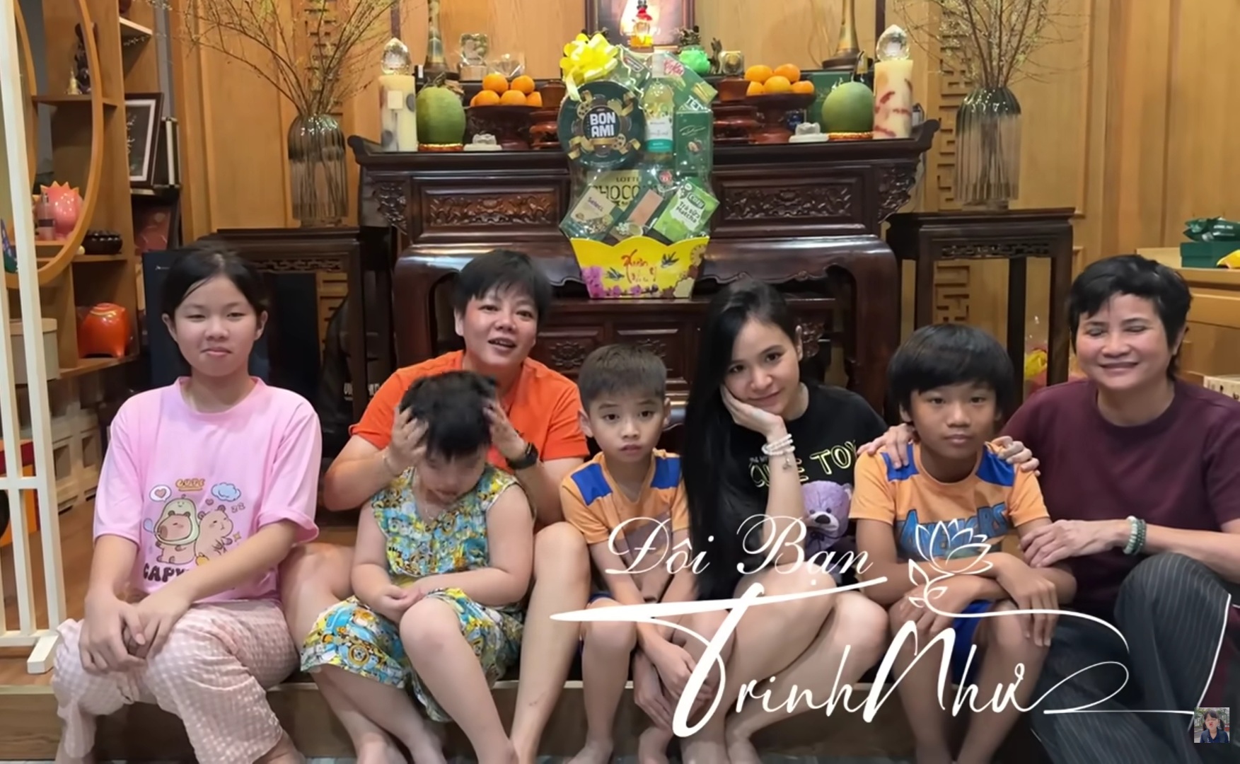 Con nuôi Phi Nhung tới tận nhà quỳ trước di ảnh mẹ- Ảnh 3.