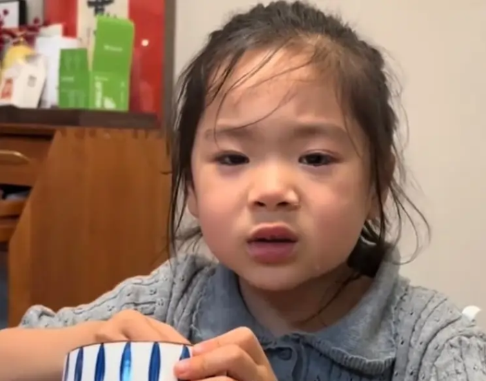 Bé gái tranh bát nước chấm với anh trai: Dân mạng hết đòi "tát" rồi lại "dè bỉu" nhà nghèo mà sinh lắm con - Ảnh 2.