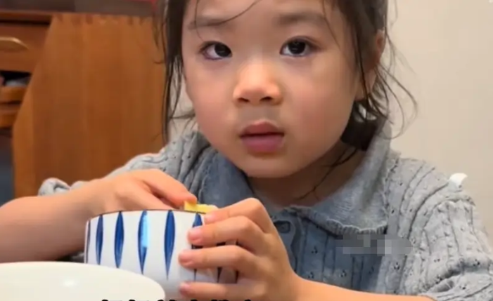 Bé gái tranh bát nước chấm với anh trai: Dân mạng hết đòi "tát" rồi lại "dè bỉu" nhà nghèo mà sinh lắm con - Ảnh 1.