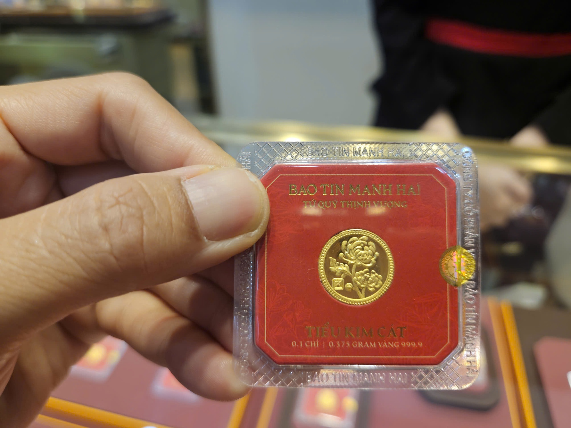 Gi&aacute; v&agrave;ng biến động mạnh, xuất hiện t&igrave;nh trạng "mua v&agrave;ng tr&ecirc;n giấy" ở TPHCM- Ảnh 1.