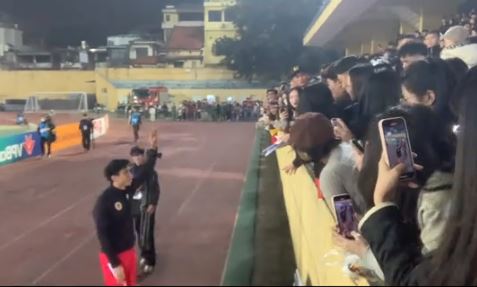 Văn Hậu hôn Doãn Hải My giữa sân Hàng Đẫy trước hàng ngàn khán giả gây xôn xao- Ảnh 3.