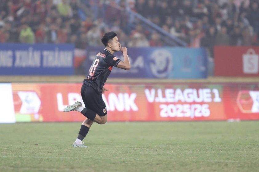 Tiền vệ Việt kiều ch&acirc;u &Acirc;u Trần Th&agrave;nh Trung kh&aacute;t khao kho&aacute;c &aacute;o ĐT Việt Nam - Ảnh 1.