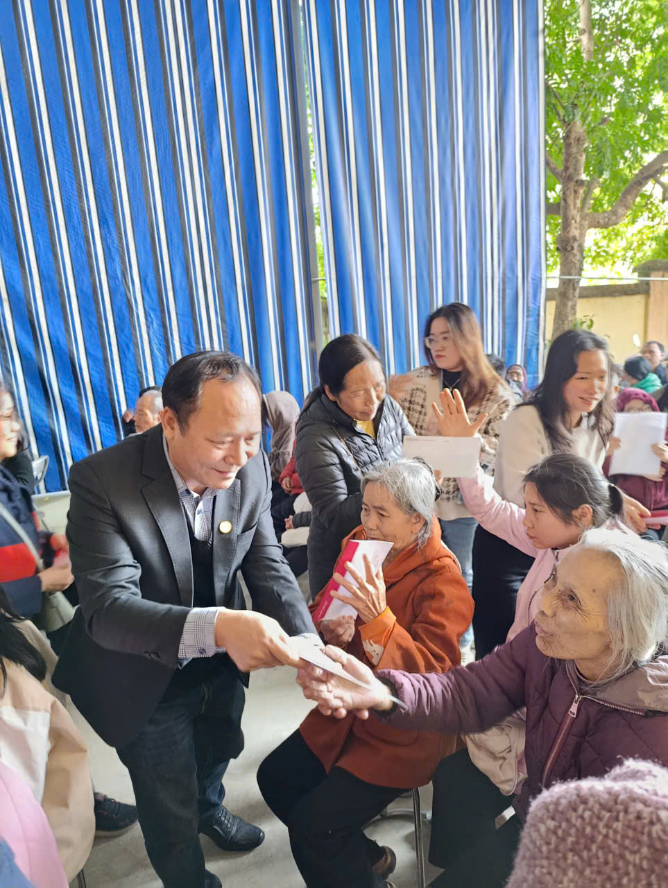 Có những điều không cần ánh sáng để nhìn thấy- Ảnh 1.