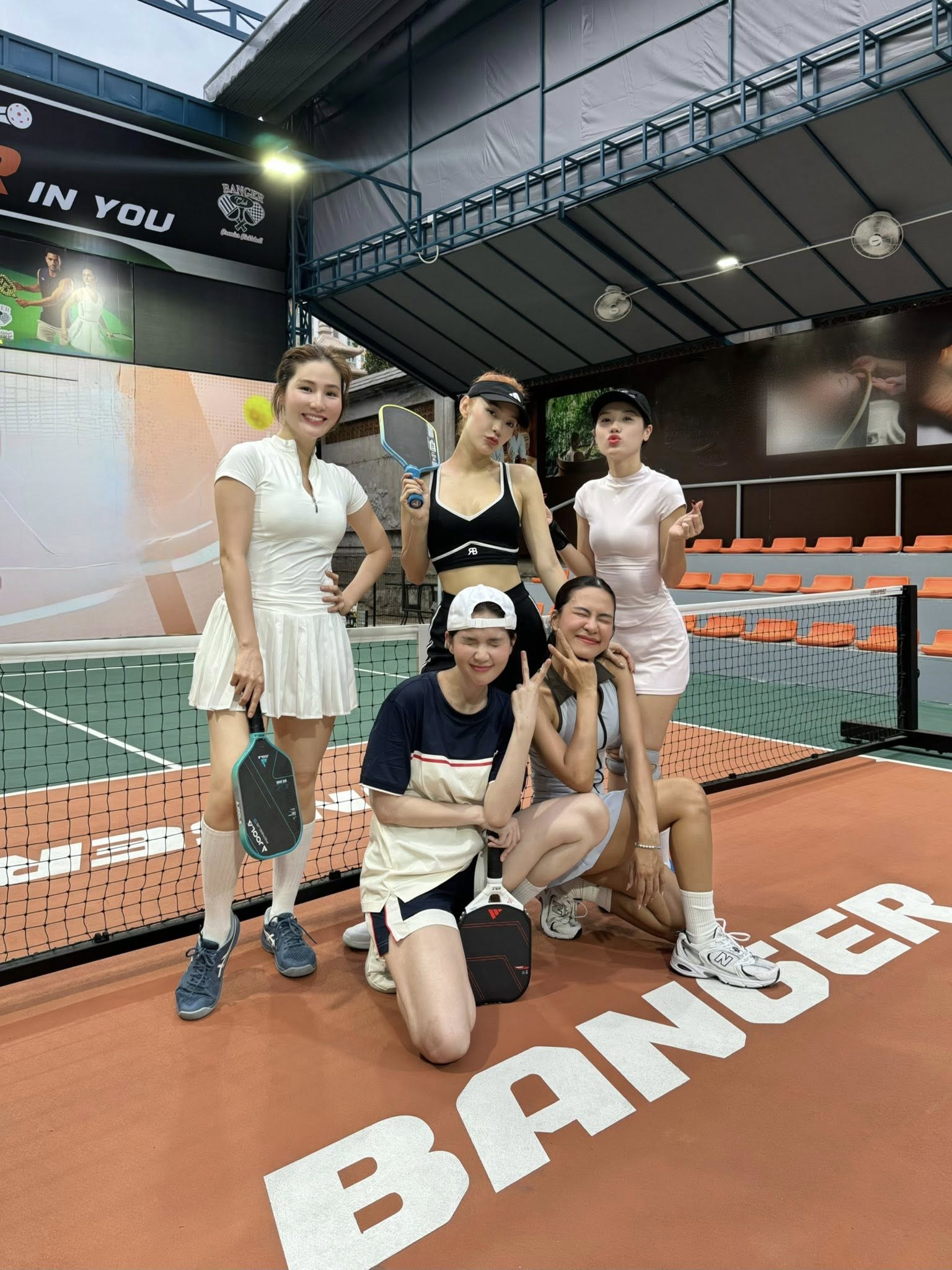 Minh Hằng khoe visual trắng ph&aacute;t s&aacute;ng, "c&agrave;y việc" 25 tiếng li&ecirc;n tục vẫn phải ra s&acirc;n pickleball "đọ tr&igrave;nh" c&ugrave;ng Ngọc Trinh - Ảnh 2.