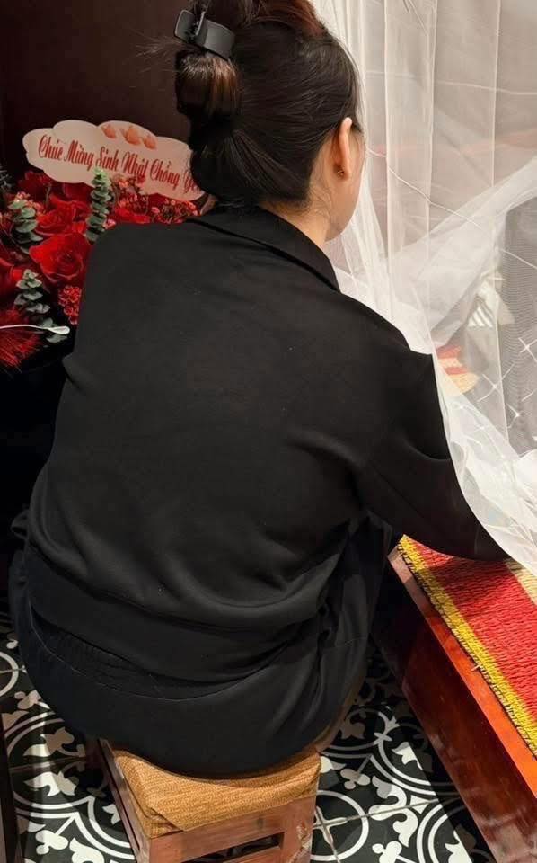 Tai nạn xe ben làm trung tá CSGT hy sinh đúng ngày sinh nhật: Nghẹn ngào bó hoa “Chúc mừng sinh nhật chồng yêu” giữa lễ tang- Ảnh 2.