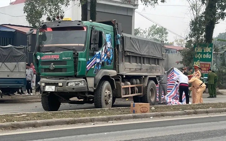 H&agrave;ng x&oacute;m kể về c&aacute;n bộ CSGT bị t&ocirc;ng tử vong ở Th&aacute;i Nguy&ecirc;n: L&agrave; người hiền l&agrave;nh, sống rất nghĩa t&igrave;nh- Ảnh 1.