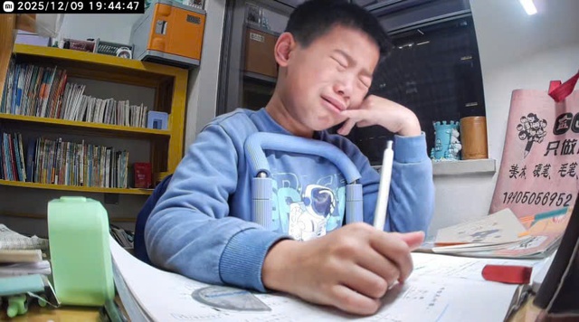 11 giây sụp đổ của một cậu bé khiến nhiều người lớn lặng người- Ảnh 2.