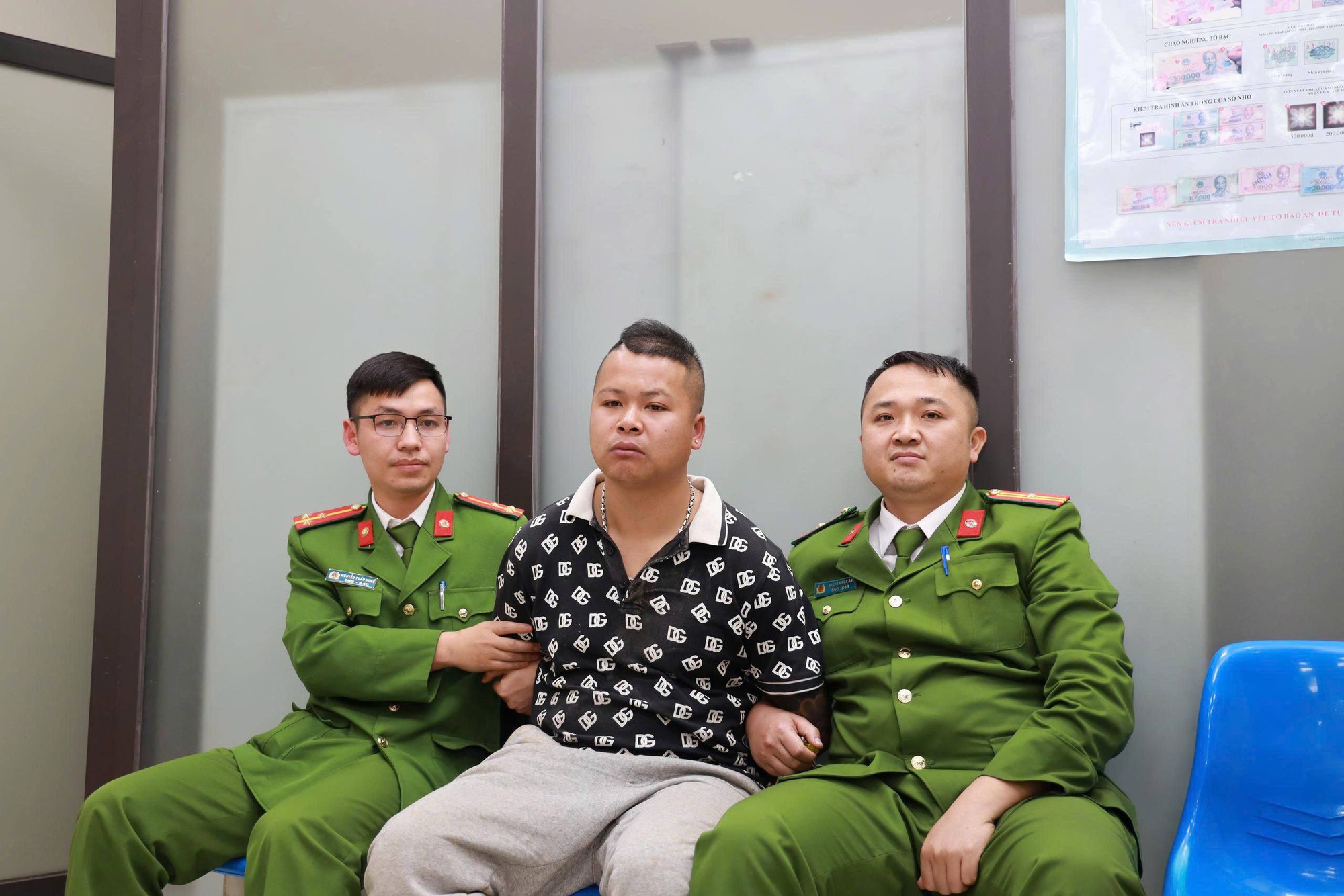 Bất ngờ về nh&acirc;n th&acirc;n đối tượng một m&igrave;nh x&ocirc;ng v&agrave;o ng&acirc;n h&agrave;ng cướp tiền
- Ảnh 1.