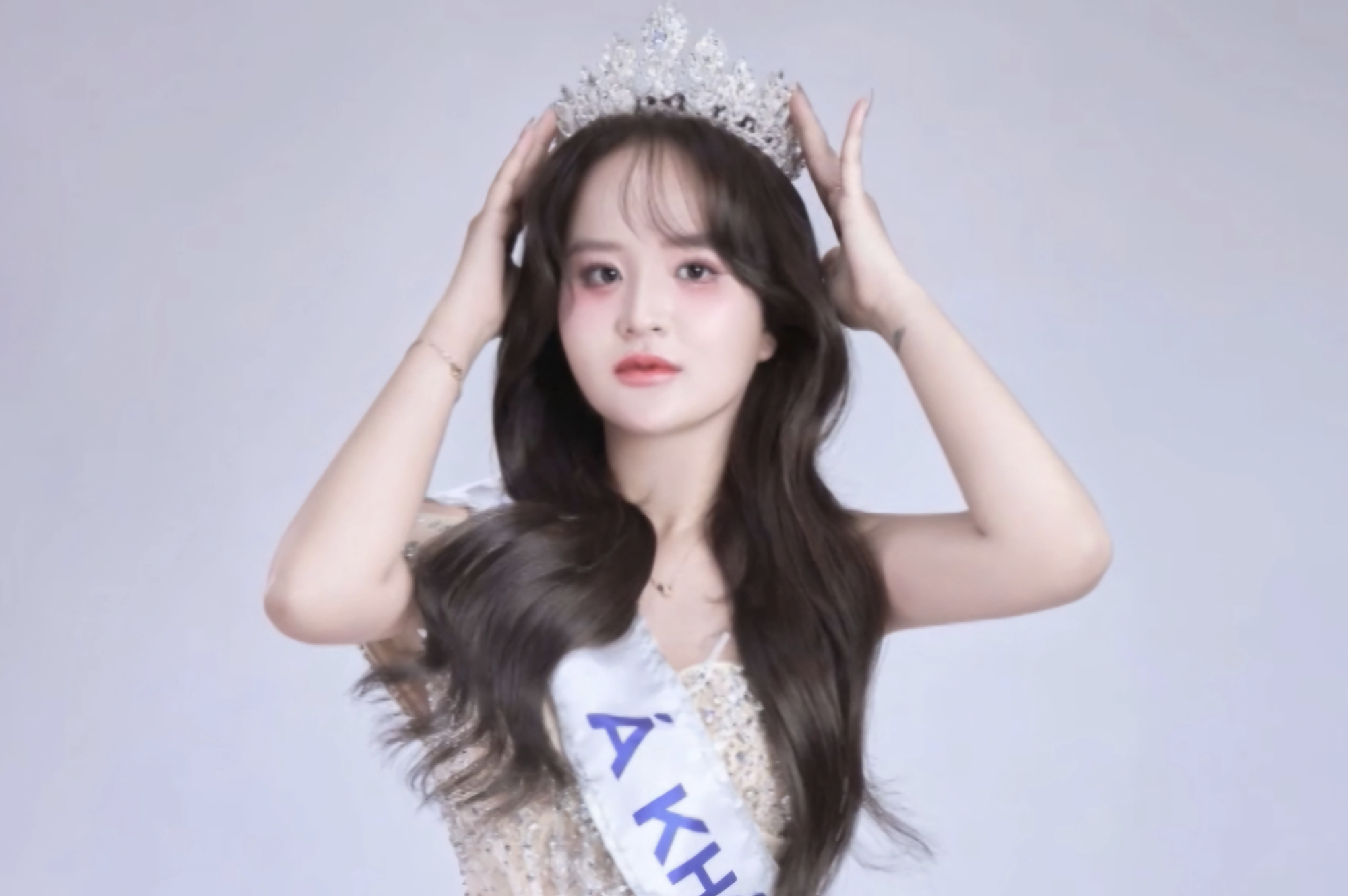 &Aacute; kh&ocirc;i sắc đẹp 22 tuổi bị tạm giữ v&igrave; b&aacute;n d&acirc;m ki&ecirc;m "t&uacute; b&agrave;"- Ảnh 1.