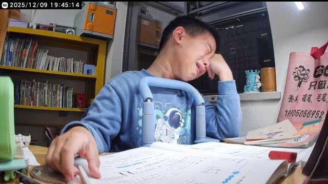 11 giây sụp đổ của một cậu bé khiến nhiều người lớn lặng người- Ảnh 3.