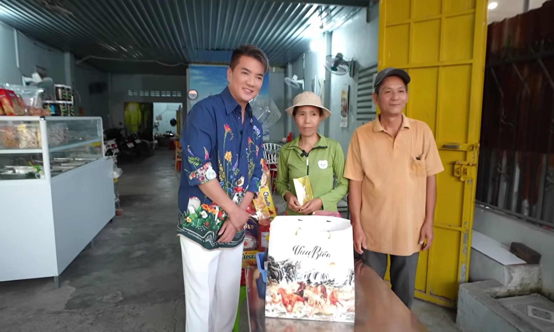 Đ&agrave;m Vĩnh Hưng tới tận nh&agrave; thực hiện ước nguyện của 2 chiến sĩ bi&ecirc;n ph&ograve;ng s&aacute;t bi&ecirc;n giới Campuchia- Ảnh 3.