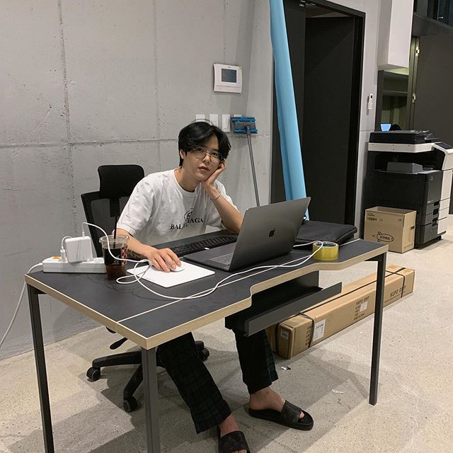 Bị đồng nghiệp hỏi kháy: "Thưởng Tết năm nay chắc cao lắm nhỉ?", người EQ cao đáp một câu khiến đối phương ngượng chín mặt- Ảnh 1.