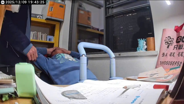 11 giây sụp đổ của một cậu bé khiến nhiều người lớn lặng người- Ảnh 1.