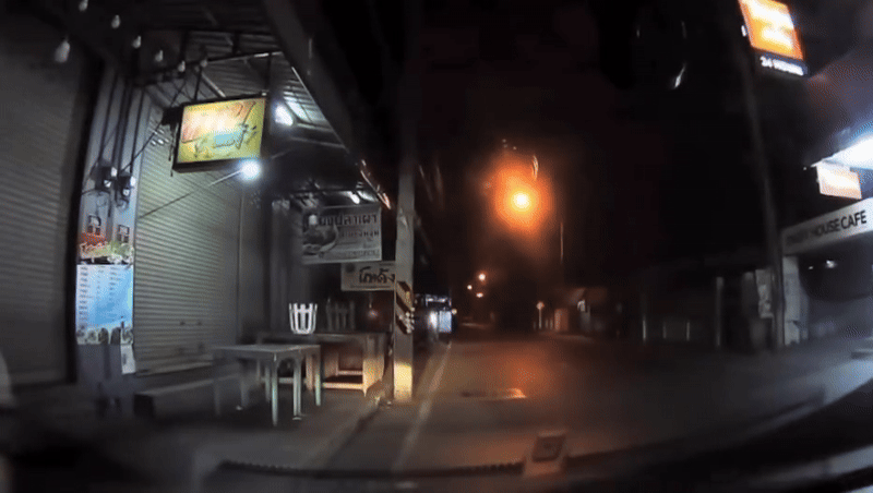 Người đàn ông đang đi thì bị xe bán tải tông tử vong, khoảnh khắc cuối đời của nạn nhân gây ám ảnh - Ảnh 1.