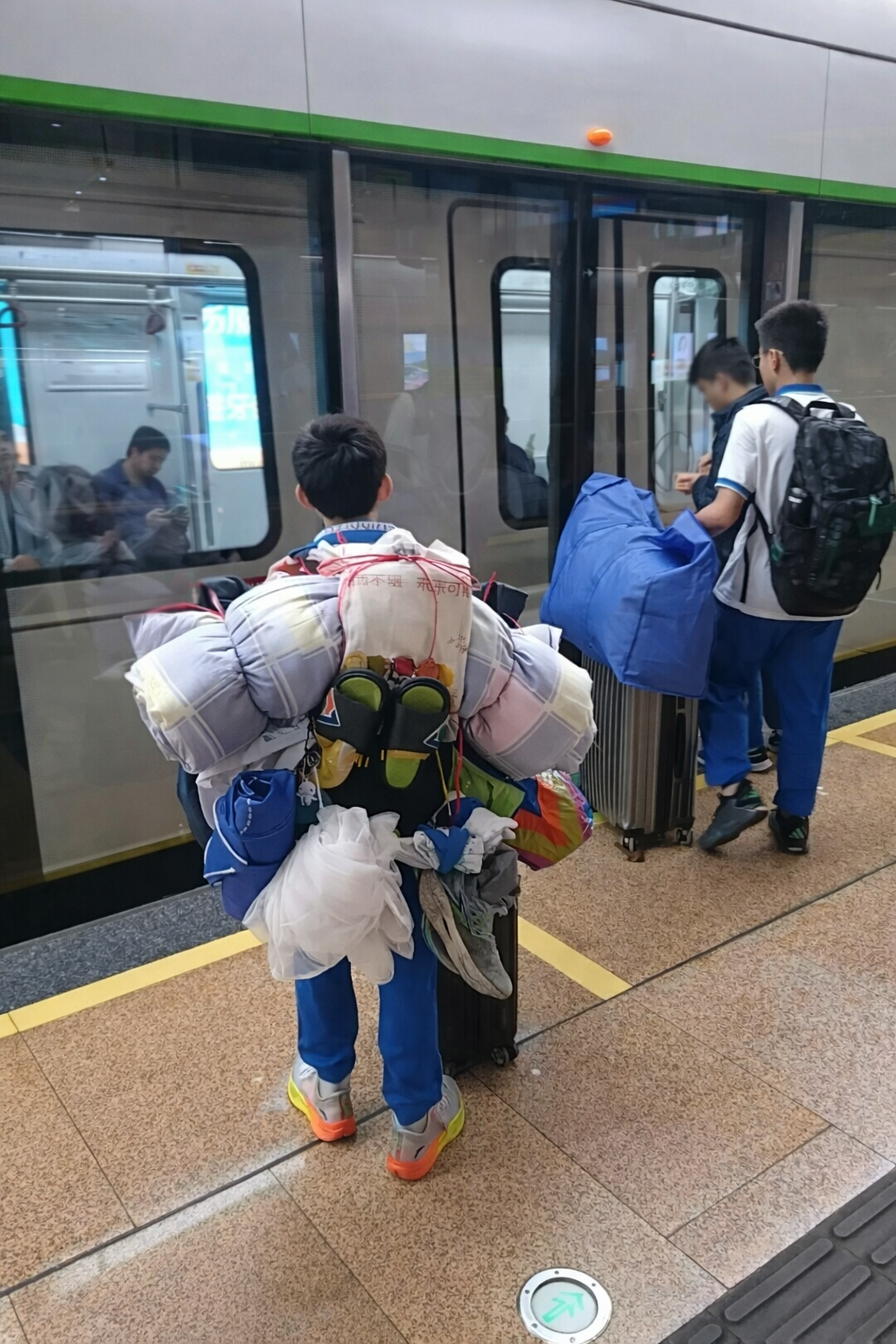 Cậu b&eacute; cấp 2 g&acirc;y sốt MXH chỉ với một bức ảnh chụp sau lưng- Ảnh 2.