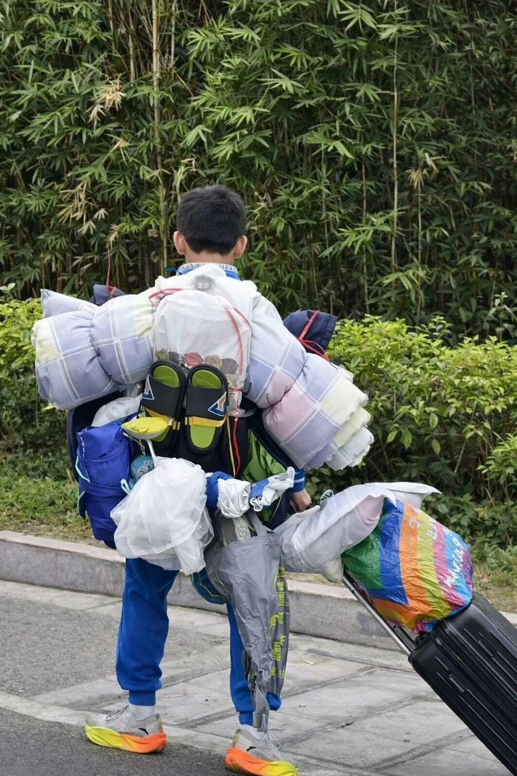 Cậu b&eacute; cấp 2 g&acirc;y sốt MXH chỉ với một bức ảnh chụp sau lưng- Ảnh 3.