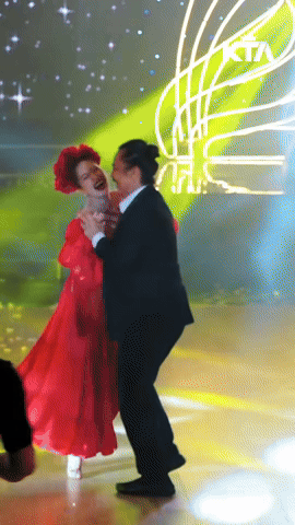 Kh&aacute;nh Thi thoải m&aacute;i khi&ecirc;u vũ c&ugrave;ng Ch&iacute; Anh, Phan Hiển c&oacute; th&aacute;i độ thế n&agrave;o m&agrave; d&acirc;n t&igrave;nh khen nức nở?- Ảnh 1.