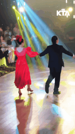 Kh&aacute;nh Thi thoải m&aacute;i khi&ecirc;u vũ c&ugrave;ng Ch&iacute; Anh, Phan Hiển c&oacute; th&aacute;i độ thế n&agrave;o m&agrave; d&acirc;n t&igrave;nh khen nức nở?- Ảnh 2.