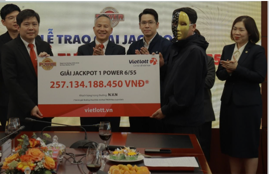 Một doanh nhân ở TPHCM đã gọi điện cho vợ ngay khi biết tin trúng Vietlott hơn 257 tỉ đồng- Ảnh 1.