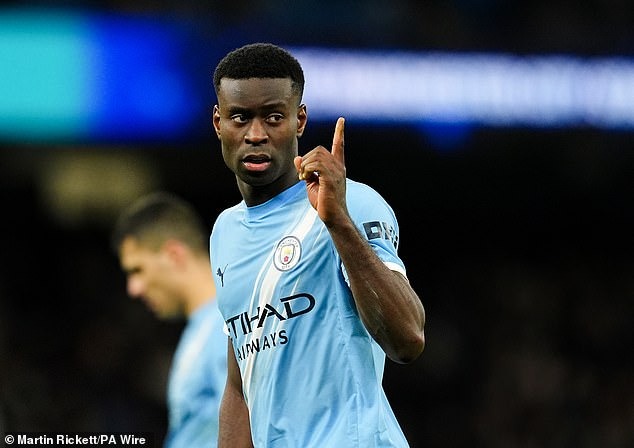 Vì sao Guehi không thể cùng Man City đấu Arsenal sắp tới? - Ảnh 1.