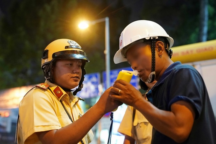 Sau khi uống rượu bia, đi bộ về nh&agrave; vẫn c&oacute; thể bị phạt tiền?- Ảnh 1.