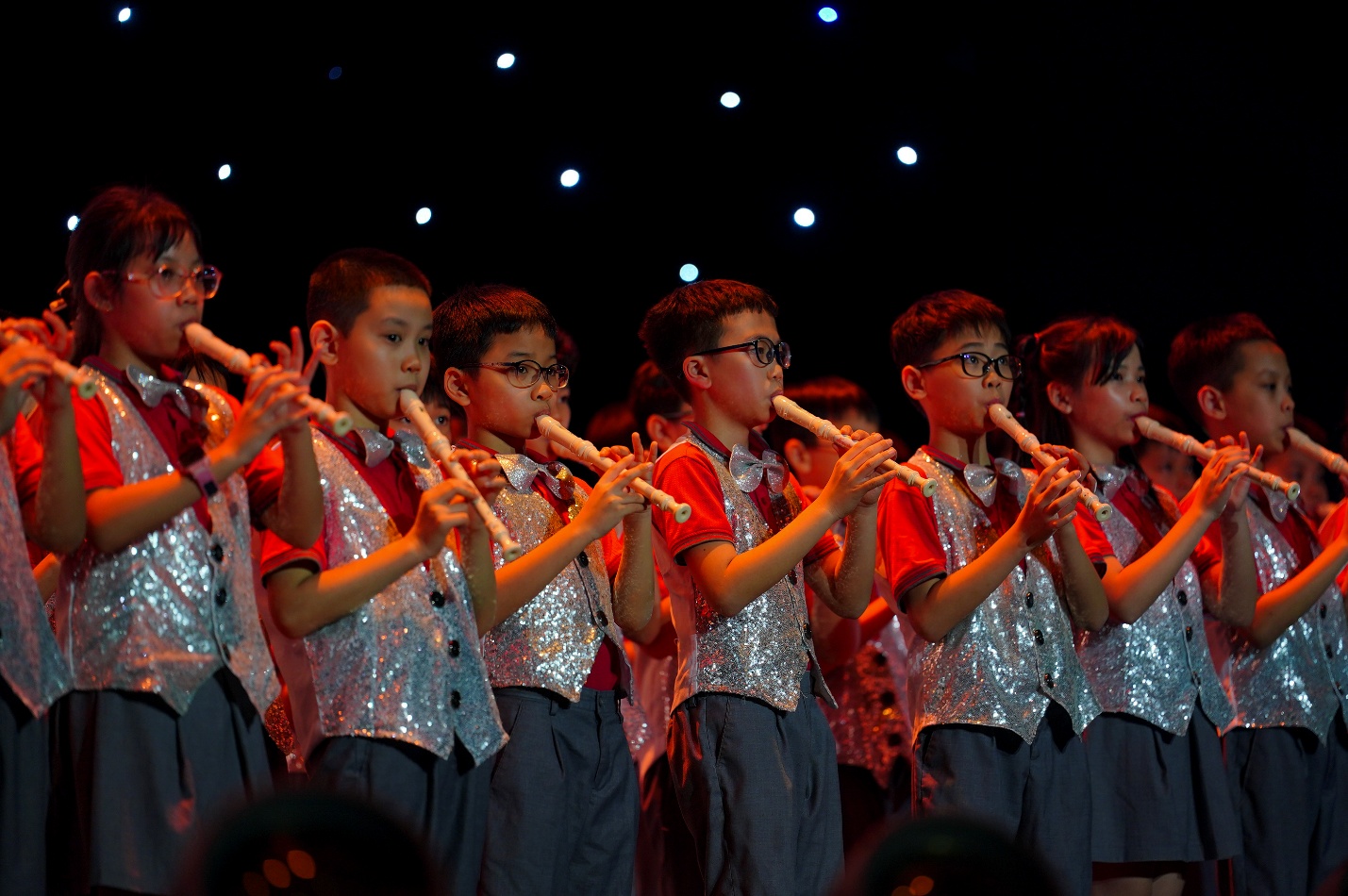 Khi 400 em nhỏ c&ugrave;ng chơi nhạc: Gi&aacute;o dục nghệ thuật kh&ocirc;ng c&ograve;n l&agrave; &ldquo;m&ocirc;n phụ&rdquo; - Ảnh 1.