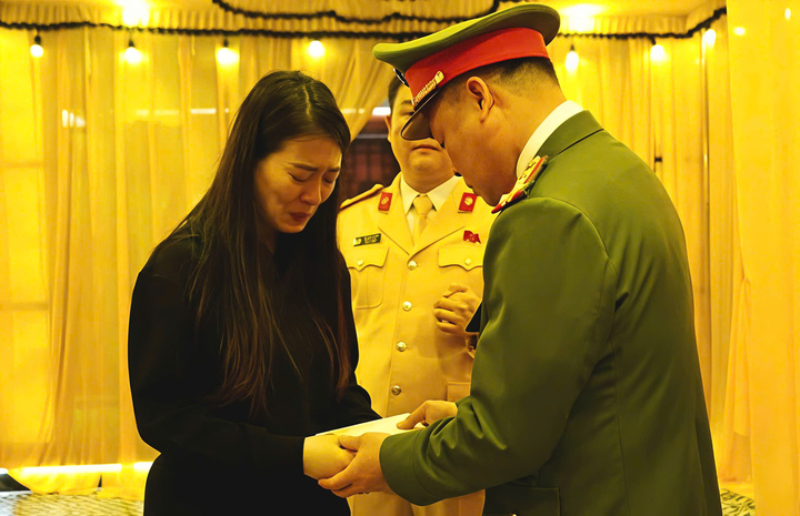 Tai nạn xe ben làm trung tá CSGT hy sinh đúng ngày sinh nhật: Nghẹn ngào bó hoa “Chúc mừng sinh nhật chồng yêu” giữa lễ tang- Ảnh 1.