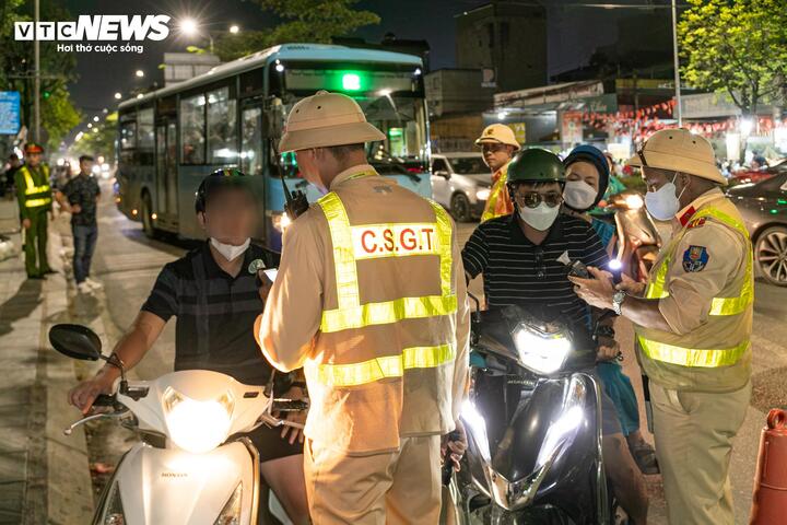 Uống rượu bia rồi ngồi sau xe người khác có bị xử phạt?- Ảnh 1.