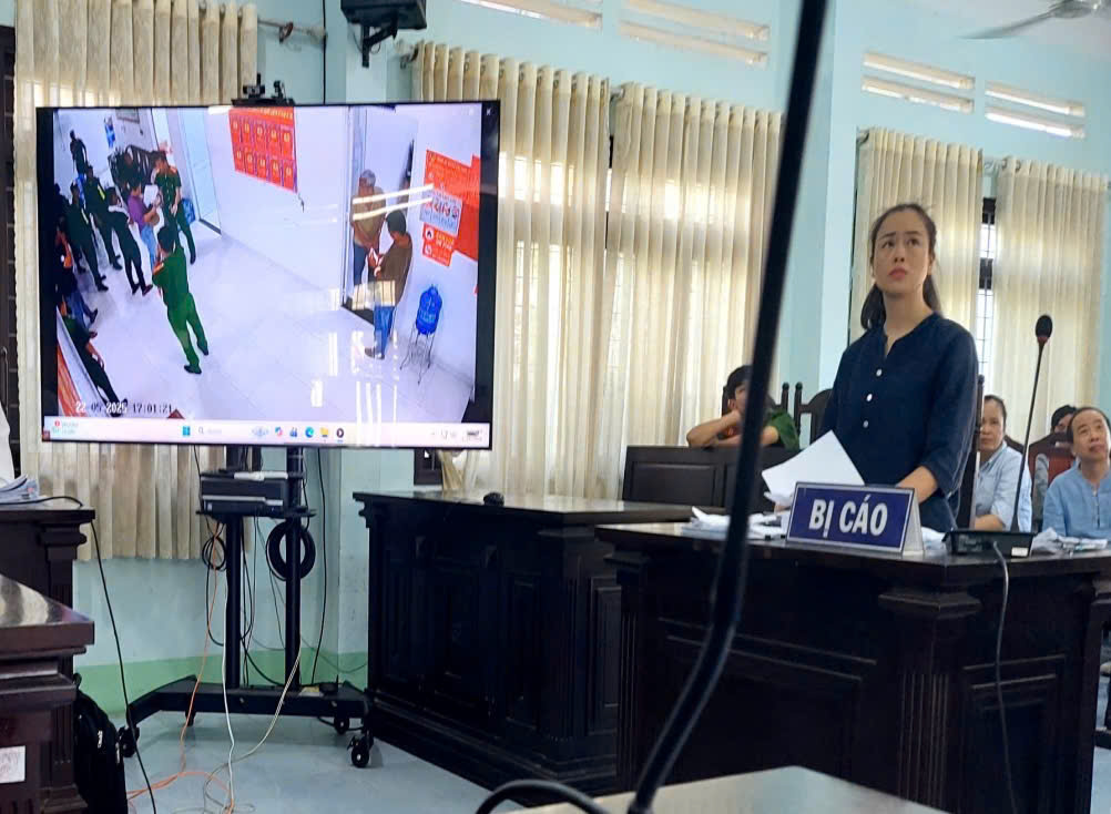 G&acirc;y rối tại trụ sở c&ocirc;ng an, người phụ nữ lĩnh 8 th&aacute;ng t&ugrave;- Ảnh 1.