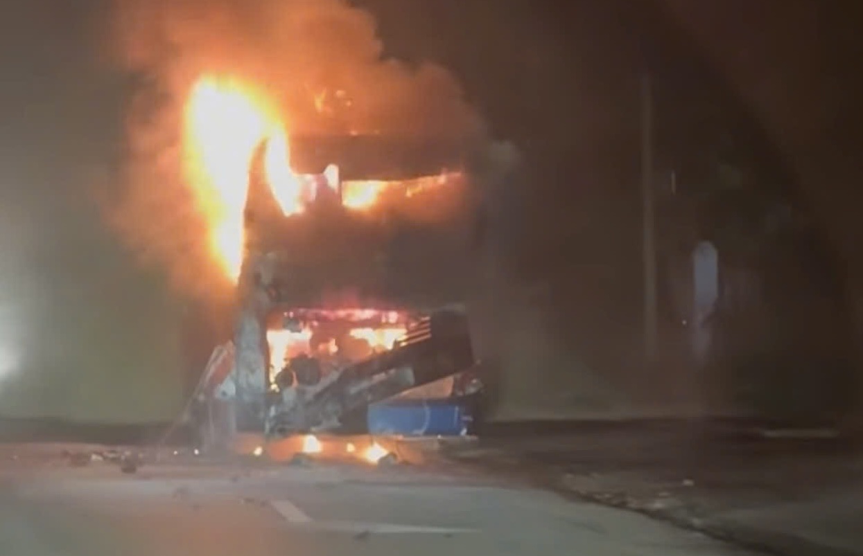 Xe khách biển số TP HCM chở 9 người bốc cháy ngùn ngụt trên đường tránh- Ảnh 1.