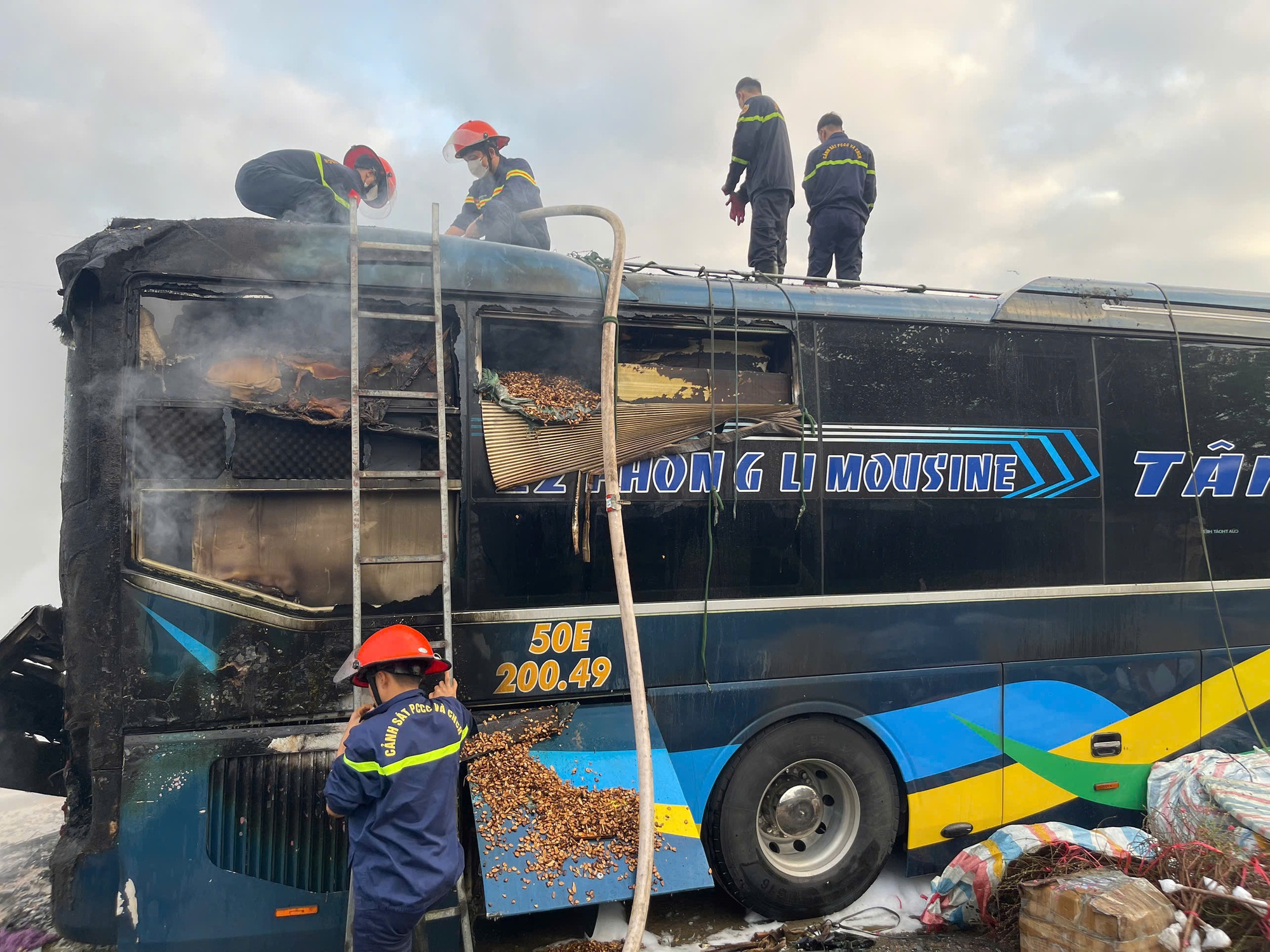 Xe khách biển số TP HCM chở 9 người bốc cháy ngùn ngụt trên đường tránh- Ảnh 2.