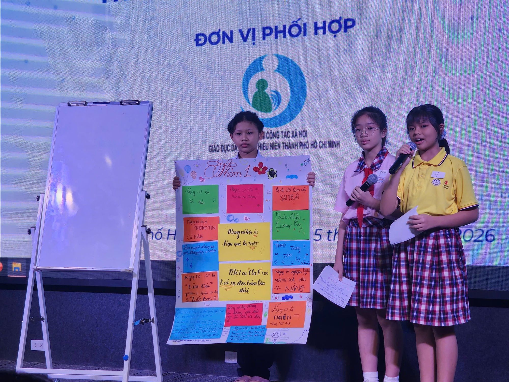 40% trẻ em 8&ndash;12 tuổi &ldquo;d&aacute;n mắt v&agrave;o điện thoại&rdquo; hơn 4 giờ mỗi ng&agrave;y - Ảnh 2.