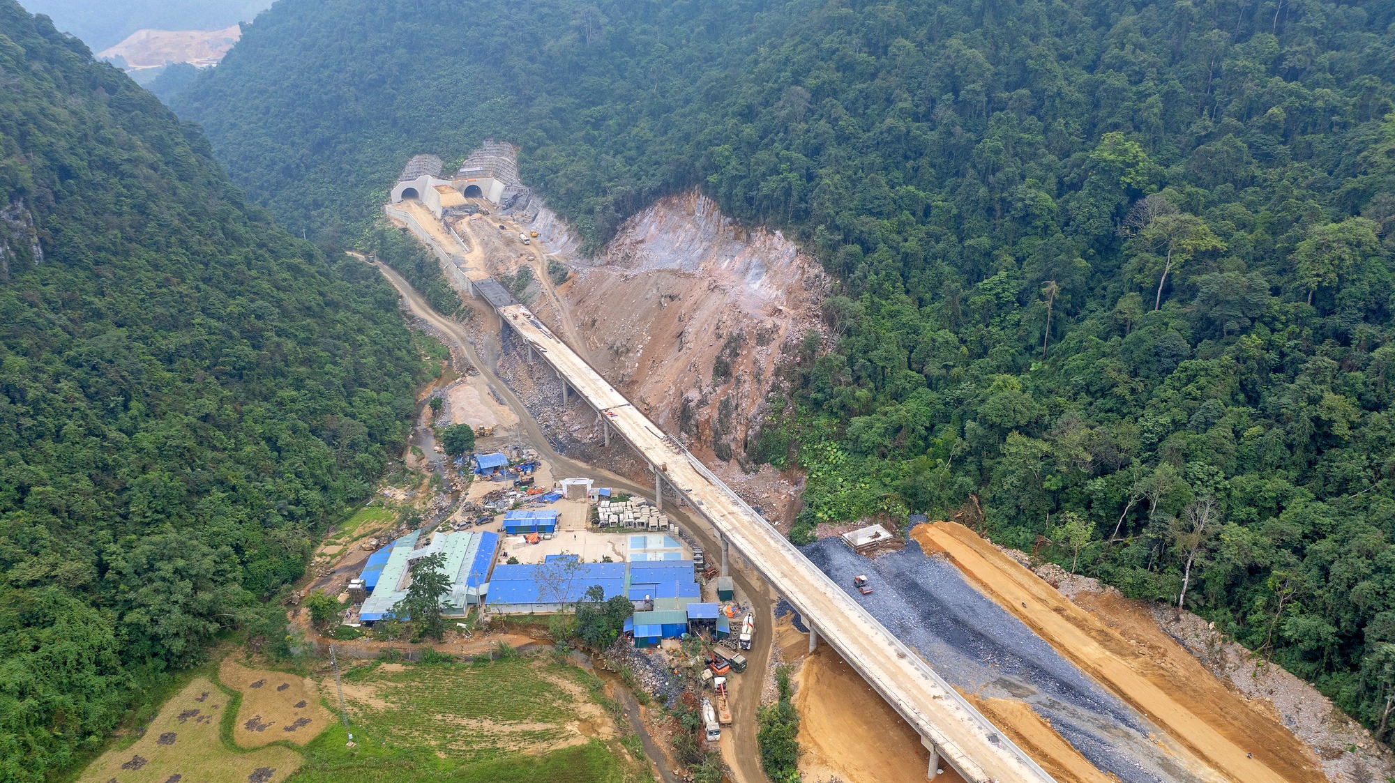 Phát hiện hiện tượng đặc biệt khi thi công cao tốc nối Lạng Sơn - Cao Bằng, 3.000 người Việt Nam quyết bám trụ, kỳ tích lớn xuất hiện - Ảnh 1.